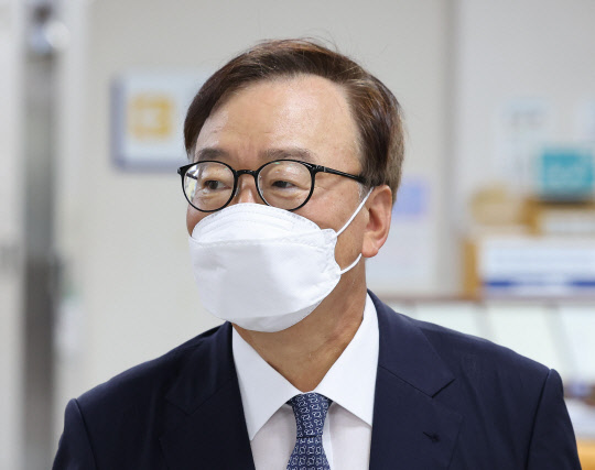강효상 전 의원이 20일 서울 서초구 중앙지방법원에서 열린 1심 선고 공판에 출석하고 있다. 연합뉴스